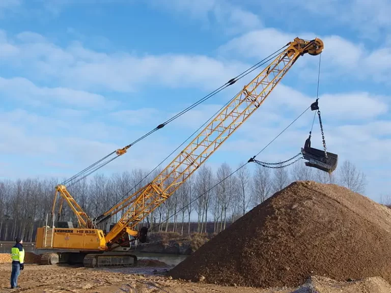 Heavy equipment used in construction - Dragline Excavator